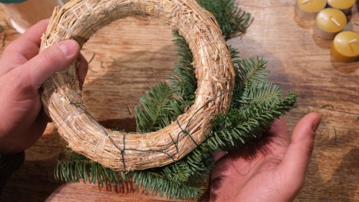 05582225-photo-pas-a-pas-fabriquer-une-couronne-de-l-avent