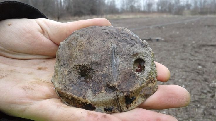 suede-des-runes-et-une-croix-sur-un-objet-decouvert-a-norrkoping-photo-peter-zetterlund